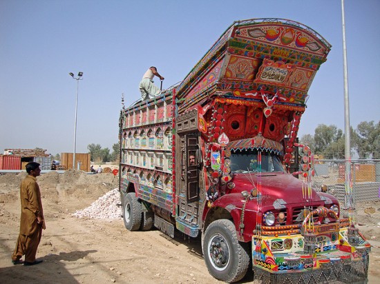 رسومات جميلة على الشاحنات فى باكستان