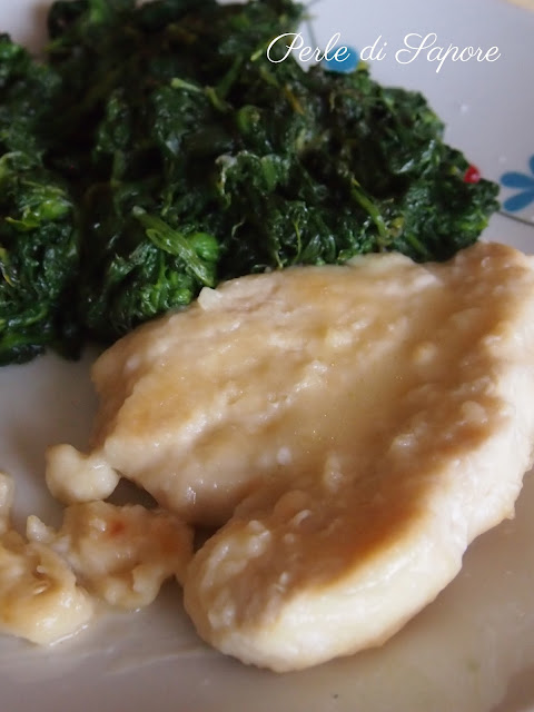 petto di pollo al limone con contorno di spinaci all'agro