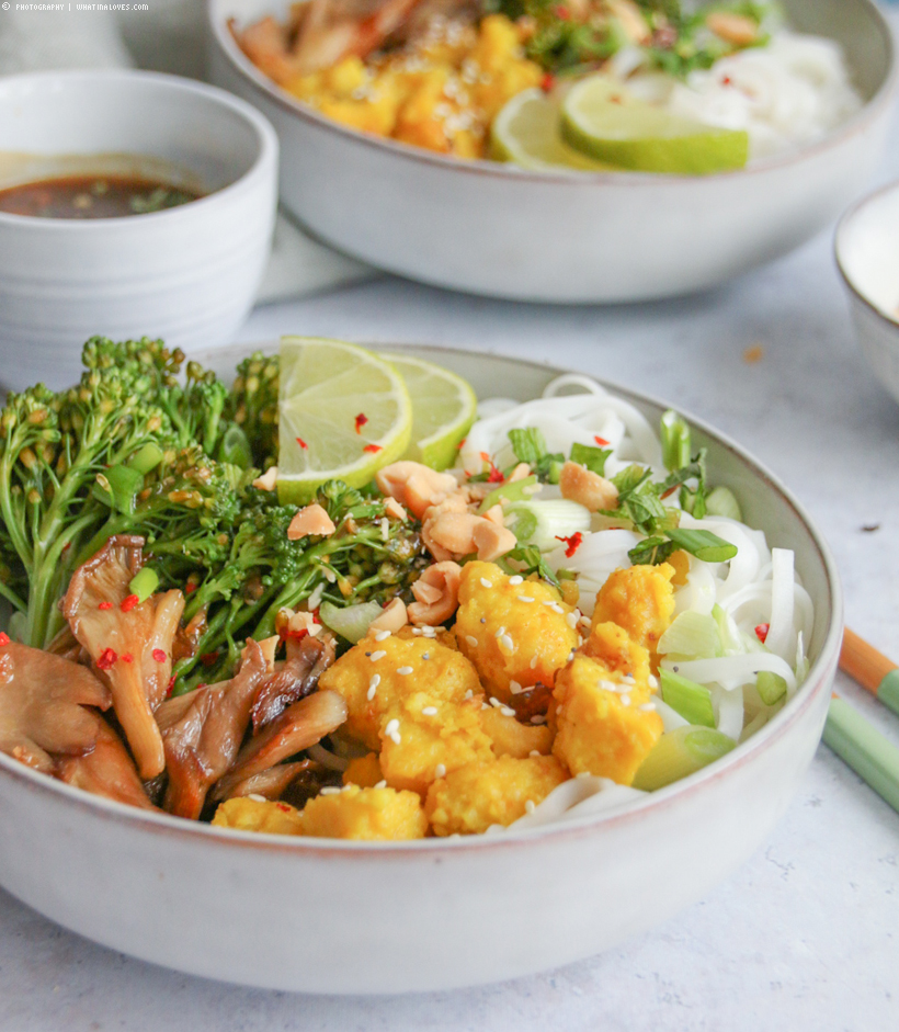 Reisnudel-Bowl mit Kofu & Thai-Basilikum-Soße