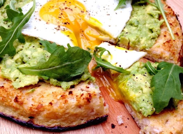 Cauliflower Crust Pizza with Avocado & Egg Cauliflower Crust Pizza with Avocado & Egg