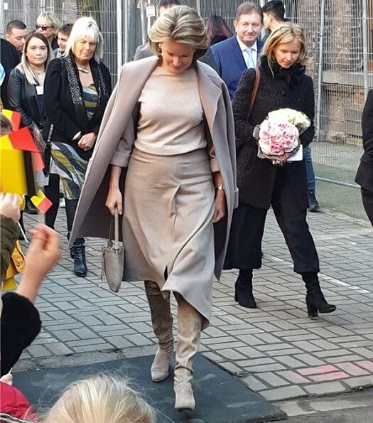 Queen received information about the professional approach and pedagogical methods used against bullying in the school. Natan sweater and skirt