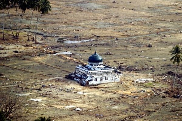 Lihat Pria Berbaju Putih Mengangkat Masjid Saat Tsunami Aceh Membuat Cheng Jadi Mualaf
