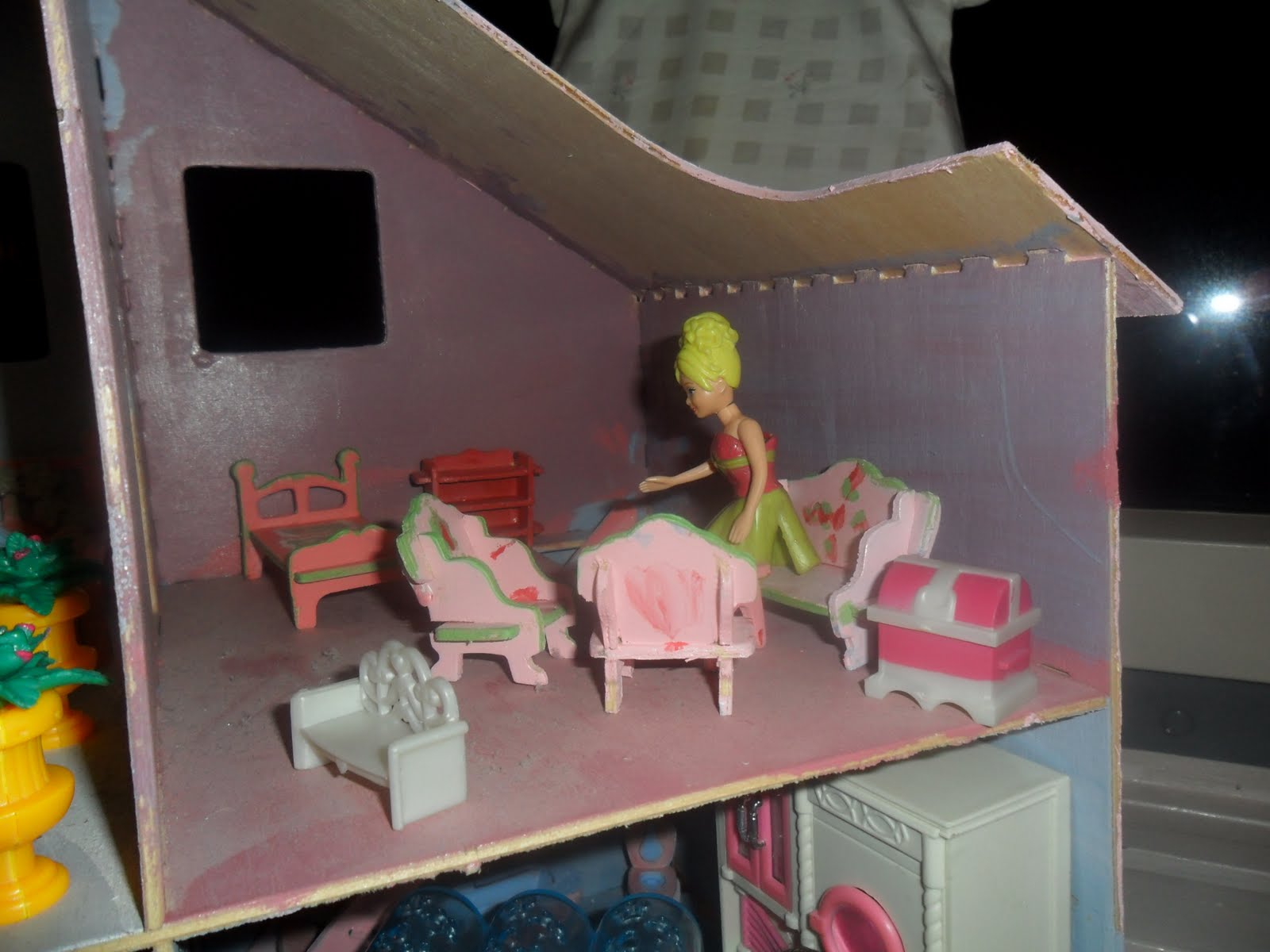 im Kinderzimmer Puppenhaus