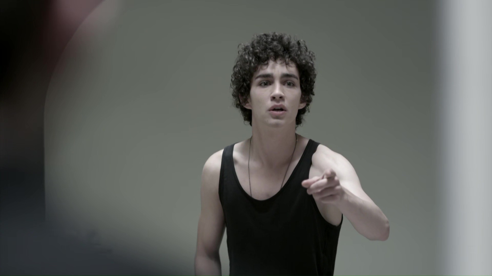 Films Et Séries Tv Avec Robert Sheehan ausCAPS: Robert Sheehan shirtless in Misfits 2-06 "Episode #2.6"