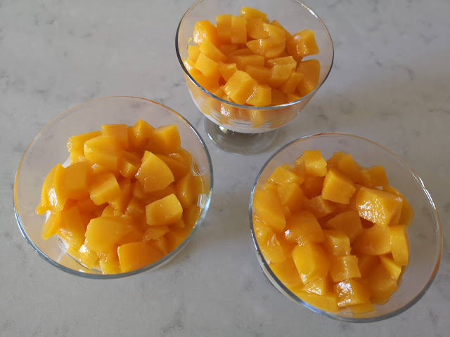 Una capa generosa de melocotón