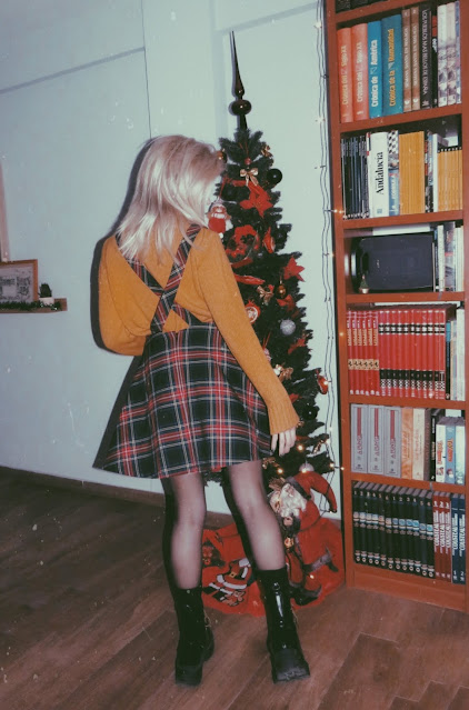 Alejandra Colomera con pichy de tartán negro, jersey color mostaza y botas negras estilo militar