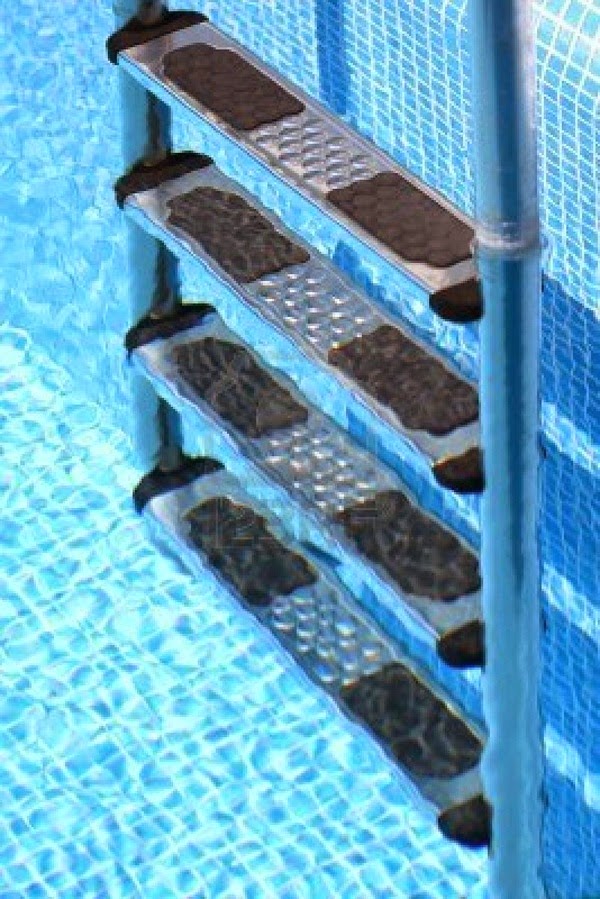 Stairs to the pool: access to the enjoyment