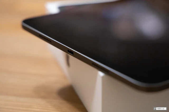 Apple iPad Pro 2021 開箱評測 - 加入了新的 Thunderbolt 3 介面，揚聲器細節也悄悄地提升