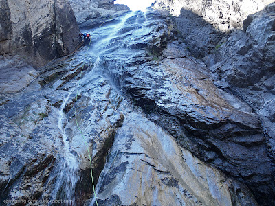 Ο ΨΗΛΟΤΕΡΟΣ ΚΑΤΑΡΑΚΤΗΣ ΣΤΟ ΚΟΣΜΟ ΠΟΥ ΧΥΝΕΤΑΙ ΣΕ ΘΑΛΑΣΣΑ ΒΡΙΣΚΕΤΑΙ ΣΤΗΝ ΕΛΛΑΔΑ  