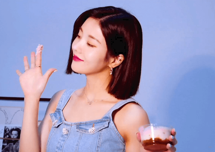 아이즈원> 청크롭 입은 단발 권은비
