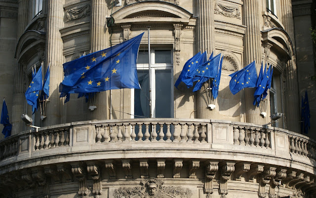 Barok Bina Balkonunda Avrupa Birliği Bayrakları