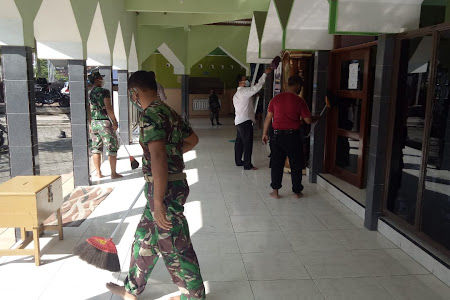    Sambut Ramadhan, Anggota Koramil 09 Karangtengah Gotong Royong Bersihkan Masjid