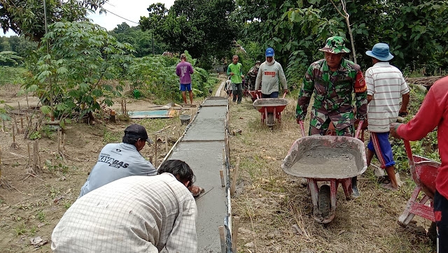 Babinsa Bantu Cor Jalan Dua Jalur Babinsa Bantu Cor Jalan Dua Jalur