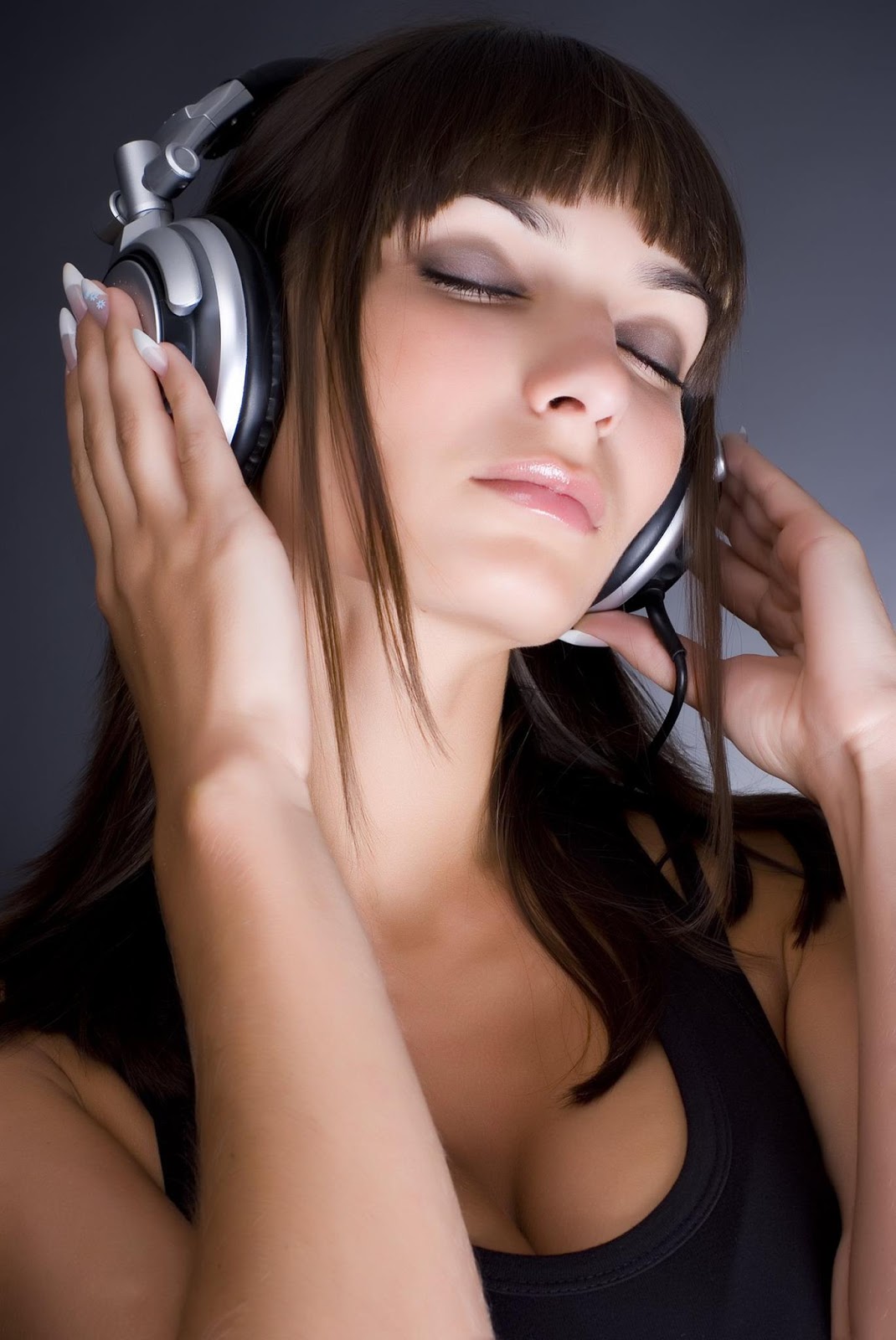 Девушка в наушниках крупным планом. Девушка слушает музыку в наушниках фото. Девушка слушает мою музыку. Девушка слушает мою музыку. Девушка с наушниками на белом фоне.