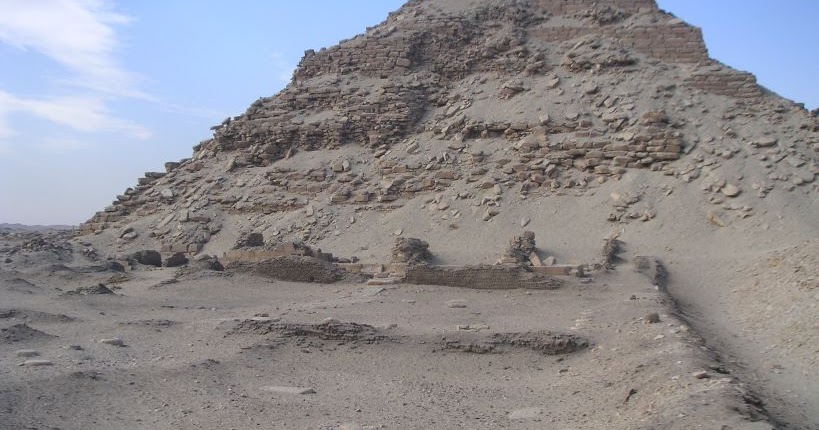 EGIPTOLOGIA LA PIRAMIDE DE NEFERIRKARE KAKAI DE GIZA EN EGIPTO