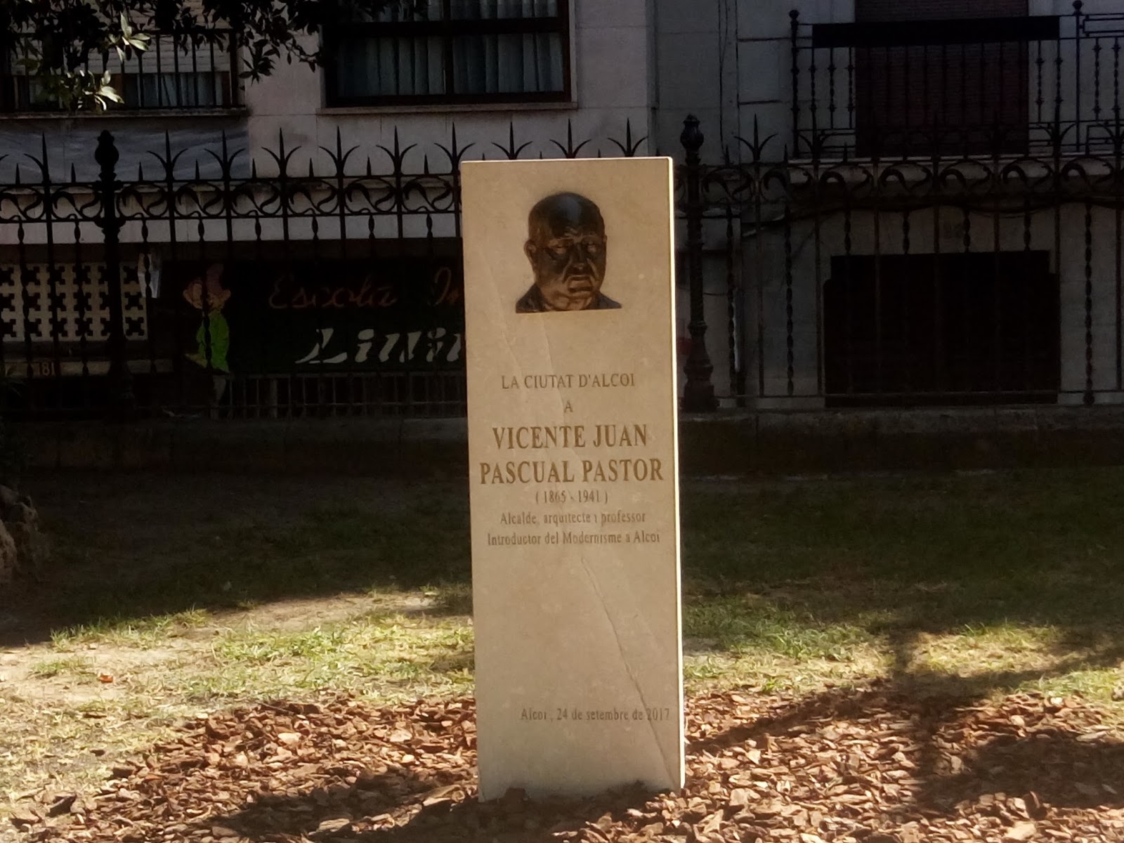 La Senda Oscura Monòlit a Vicente Pascual