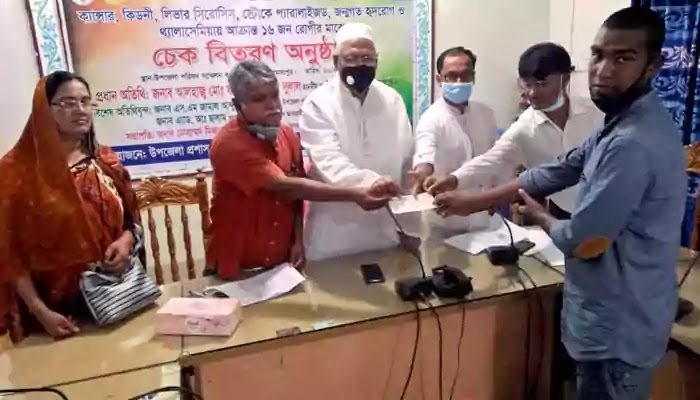 Checks distributed among 17 patients in Islampur ইসলামপুরে ১৬ জন রোগীর মাঝে চেক বিতরণ