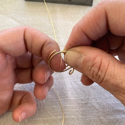 Lisa Yang Jewelry 的单圈波浪线环项目