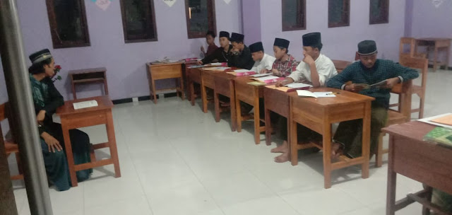 Seringkali seorang murid mengalami kegagalan dalam mencari ilmu,sehingga ilmunya tidak manfaat dan tidak mendatangkan keberkahan .  Oleh sebab itu supaya Murid mencapai keberhasilan dan mendapat Ilmu yang berkah maka harus memenuhii 6 Syarat .  Dalam Kitab Alaala disebutkan Syarat Berhasilnya Ilmu adalah 1. *Cerdas* artinya seorang murid haruslah cepat memahami apa yang disampaikan Guru, dan sebisa mungkin bisa mengamalkan Ilmunya.  2. *Rakus Ilmu* Artinya seorang murid dituntut untuk mempelajari banyak Ilmu, sehingga mempunyai bekal yang lengkap untuk terjun di masyarakat.  3. *Sabar* Seorang Murid harus bisa sabar dalam menyikapi keadaan ,tantangan dan ujian dalam proses mencari Ilmu, karena tidak mungkin ilmu akan didapat dengan tanpa jerih payah. 4. *Ada bekal* Artinya murid harus mempunyai bekal baik secara fisik meliputi sarana untuk belajar seperti buku, pena dll dan bekal secara maknawiyah yaitu tekad yang kuat.  5. *Petunjuk Guru yang mengerti* maksudnya Guru yang mengerti kemauan dan kemampuan anak didiknya dan mampu membimbing murid baik dari segi Aqliyah (akal) maupun Ruhaniahnya.  6. *Waktu yang lama* Untuk bisa mendapatkan ilmu yang luas dan berkah, haruslah melalui proses belajar yang panjang dan itu membutuhkan waktu yang lama.   Ayoeb Taufani Zaman.  PonPes Khomsani Nur Lumajang.