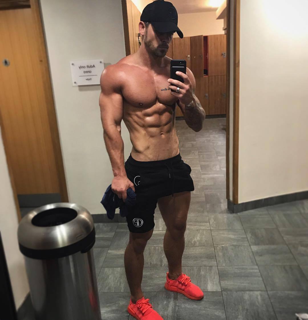 strong-shirtless-muscular-bad-boy-ripped-abs-pecs-selfie