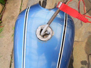 Metal rod as anode in fuel tank Yamaha Rd125