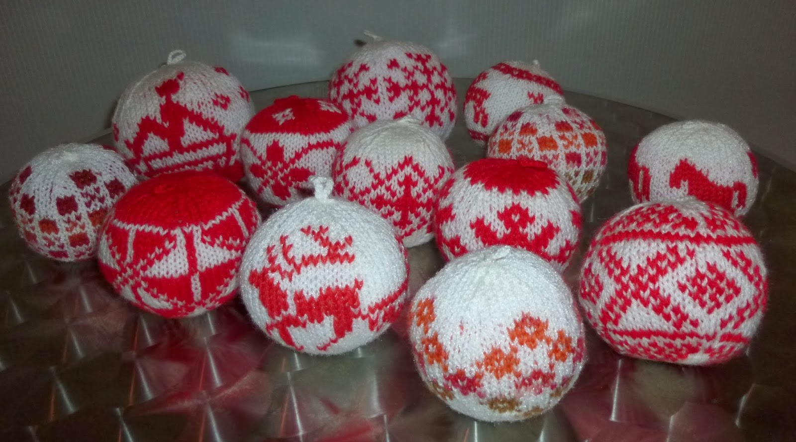 Longchamp Bricole: Boules de Noël au tricot (blanc et rouge)