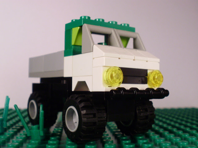 MOC LEGO Mercedes Unimog em versão micro escala