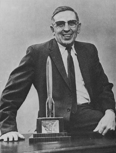 Clifford D. Simak, The World That Couldn’t Be, Relatos de terror, Horror stories, Short stories, Science fiction stories, Anthology of horror, Antología de terror, Anthology of mystery, Antología de misterio, Scary stories, Scary Tales, Science Fiction Short Stories, Historias de ciencia ficcion, Salomé Guadalupe Ingelmo