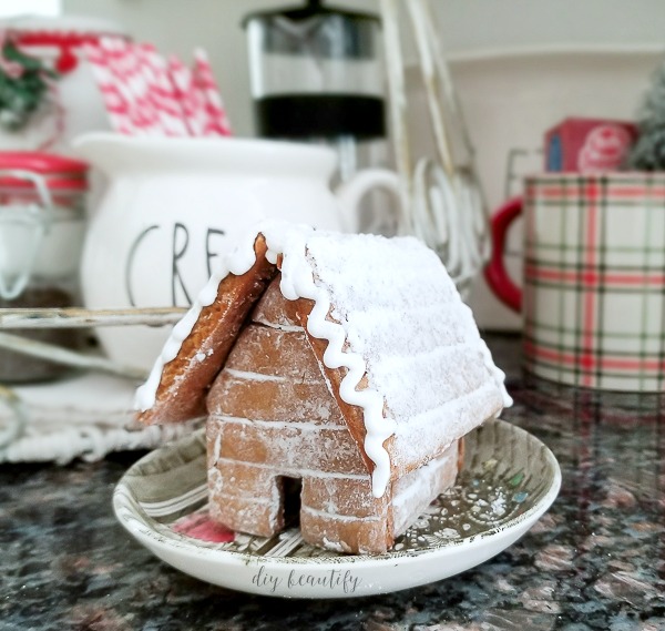 mini gingerbread house