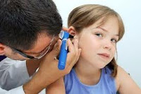 El oído humano está formado por el oído interno , oído medio y el oído externo . La infección del oído puede atacar a cualquiera de estas partes y una parte por lo general puede infectar a los demás. La otitis externa afecta al oído externo algunas veces se trata después de resfriado o gripe o algún otro tipo de infección respiratoria superior.