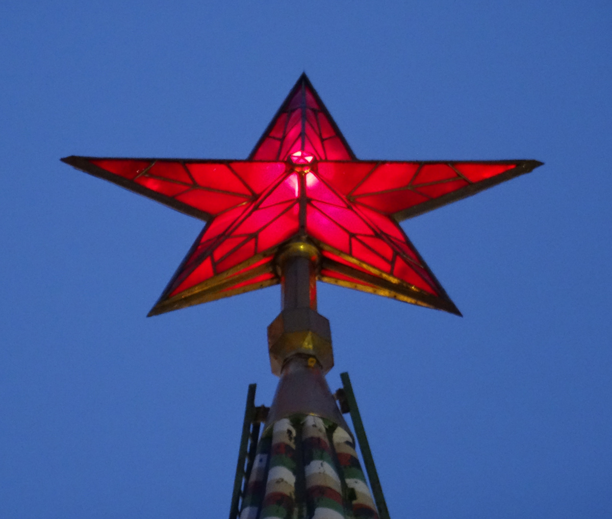 Лампы кремлевских звезд. Рубиновые звезды Московского Кремля. Рубиновые звезды на башнях Кремля. Рубиновая звезда на елку. Рубиновая звезда в космосе.
