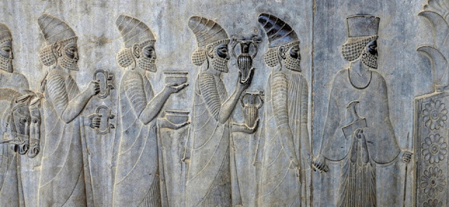 Рельеф на южной стене восточной лестницы Ападаны, изображающий лидийцев, которые приносят вазы, кубки и браслеты, Персеполь, Иран.