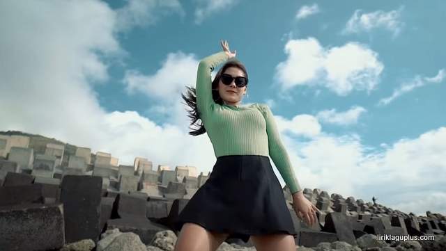 Lirik Lagu Vita Alvia Pergi Rasa Ini Yang Tertinggal