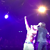 Dave Grohl fondea una cerveza junto a un fan vestido de Santa Claus en un show de Foo Fighters (+VIDEO)