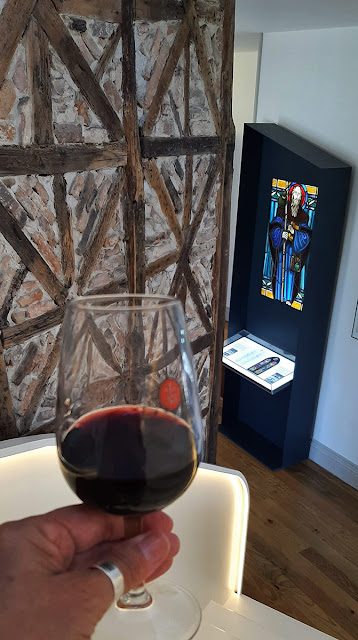 copo de vinho do Porto, parede de taipa, painel expositivo de um vitral