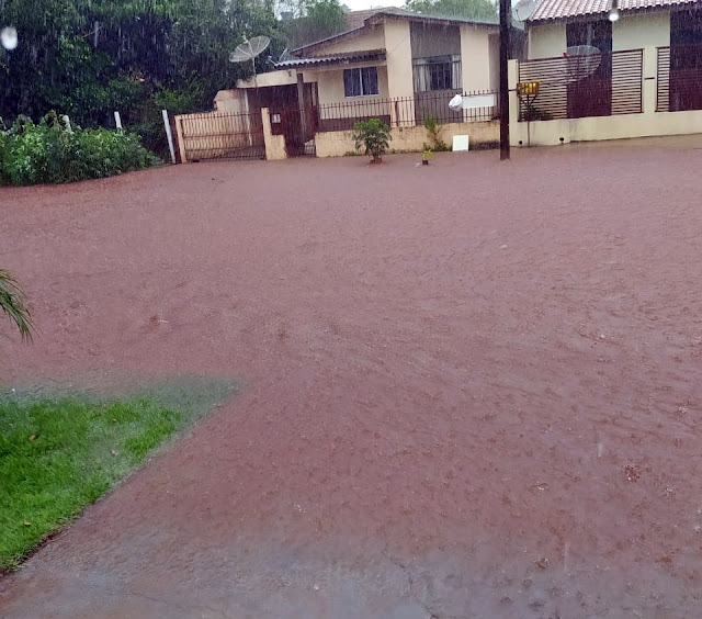 Roncador: Rua São Paulo fica alagada durante chuva neste domingo