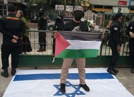 Kecam-Tindakan-Tak-Manusiawi-ke-Rakyat-Palestina-Warga-Medan-Ramai-ramai-Injak-Bendera-Israel