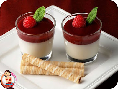باناكوتا بصوص الفرولة باناكوتا بصوص الفراولة