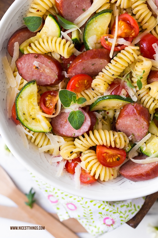 Rezept für mediterranen Nudelsalat mit Kabanos und Parmesan