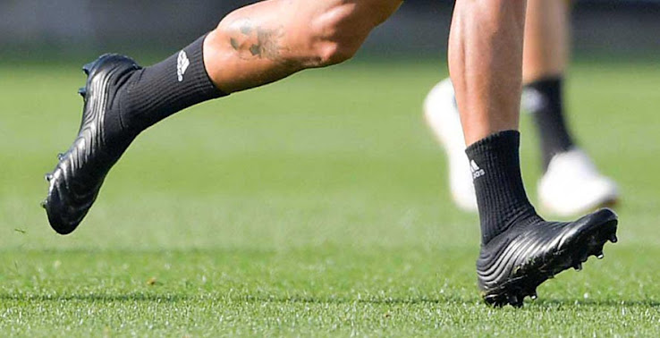 what boots does dybala wear