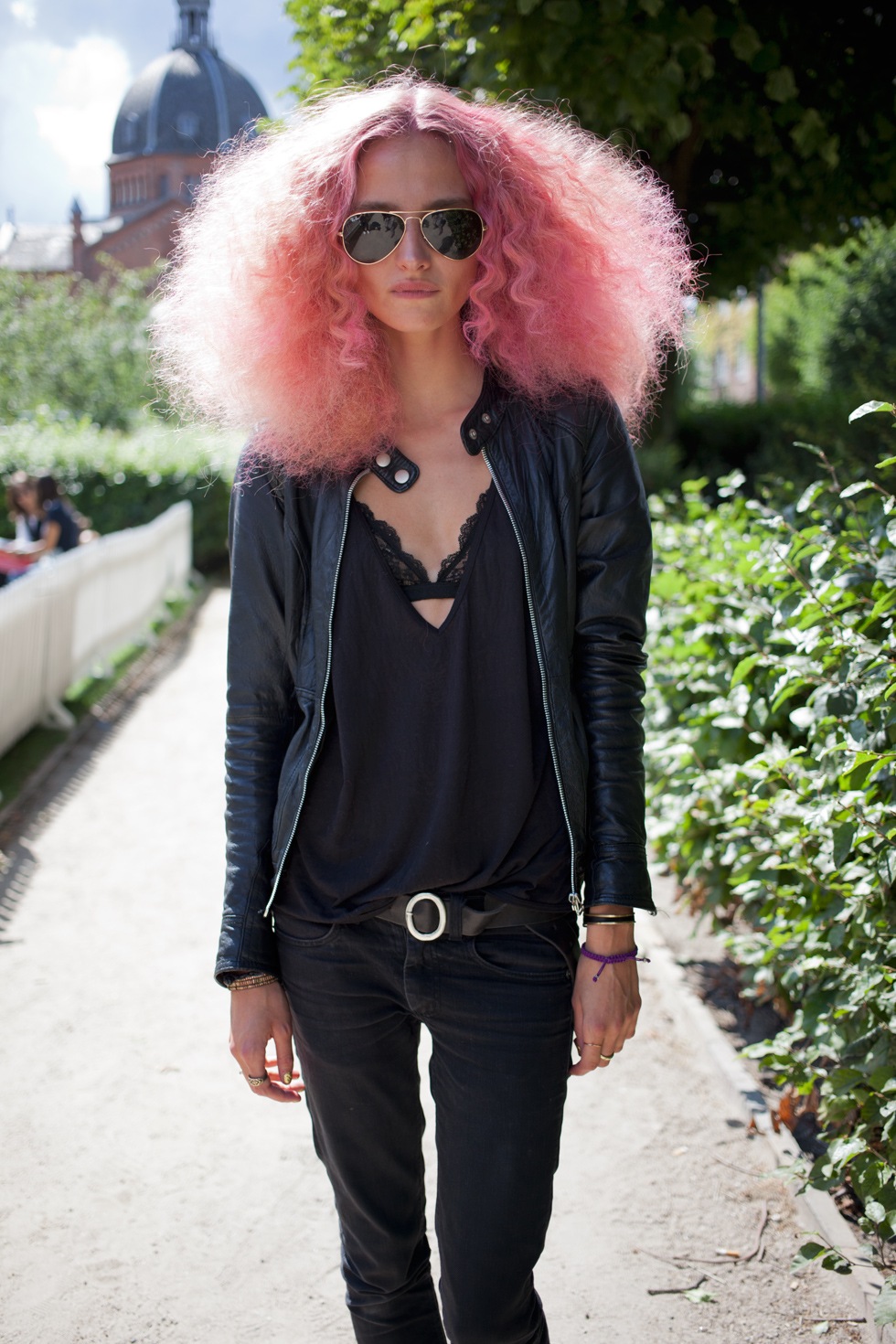 Костюм с розовыми волосами. Amanda norgaard. Образ с розовыми волосами. Одежда к розовым волосам. Стильные образы с розовыми волосами.