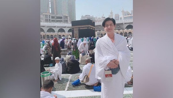 Roger Danuarta Pakai Ihram di Depan Kakbah, Cut Meyriska: Masya Allah