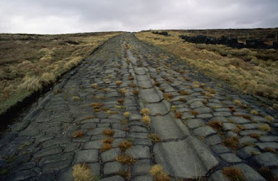 Rzymska droga na terenie Anglii, z wgłębieniem lewej stronie