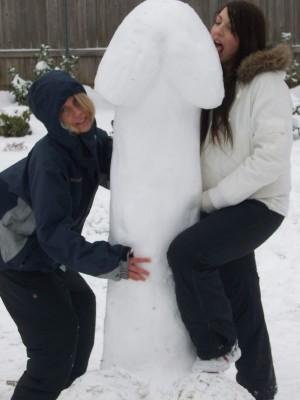 Lustige Frauen Schneeskulptur Frauenfotos zum lachen