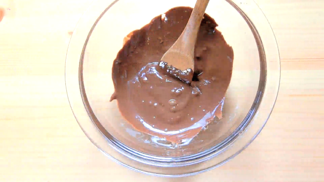 ミルクチョコレートを湯せん（もしくは電子レンジ加熱）で溶かす