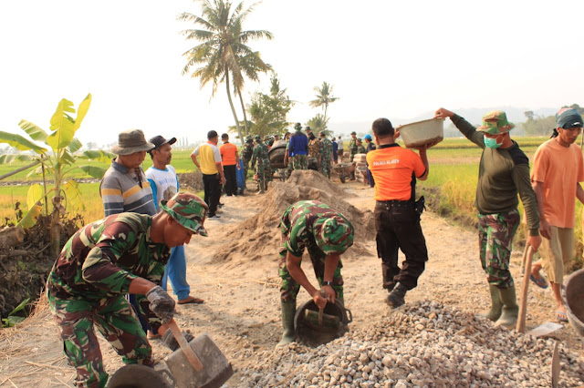 TNI Polri Kompak Tuntaskan Program TMMD Bersama Warga Jimbung   