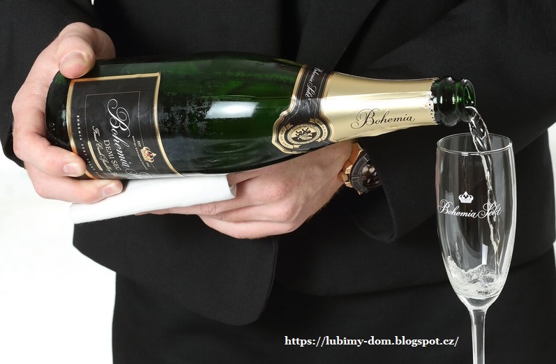 шампанское наливается в фужер. в какой момент открывать шампанское. название частей бутылки шампанского. открытая бутылка шампанского. правильное шампанское.