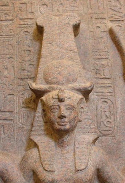 Корона «чени», установленная на немесе. Фрагмент скульптурной группы Рамсеса II, Амона и Мут. Гранит. 13 в. до н.э. Турин, Египетский музей.