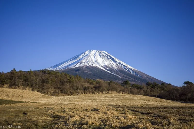 雲一つ無い晴天の向こうに山頂に雪のかぶった美しい富士山が写っている写真.jpg (1600×1067)