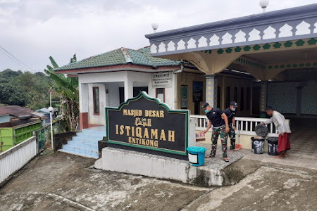   Wujudkan Kenyamanan Ibadah Ramadhan, Prajurit TNI Bersama Warga Bersihkan Masjid